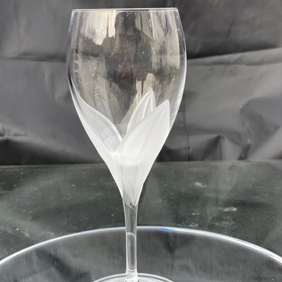 1 Val D’lsere by Mikasa Frosted Tulip Wine Goblet - Picture 2 of 10